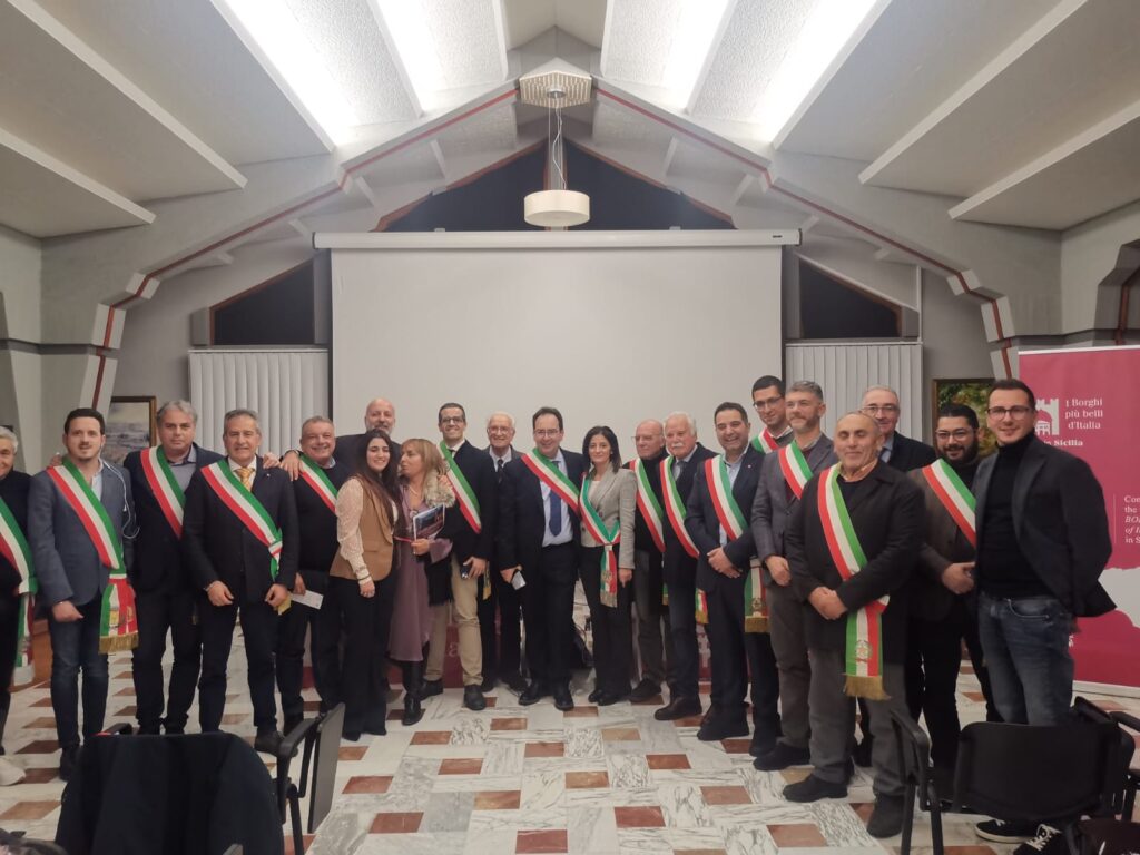 FOTO DI GRUPPO DEGLI AMMINISTRATORI DEI BORGHI PIUÌ BELLI